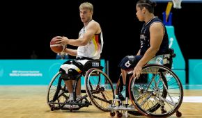 Deutscher Rollstuhlbasketballer in Aktion beim WM-Spiel gegen Thailand.