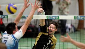 Volleyballspieler im Angriff