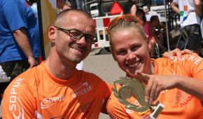 Christiane Reppe freut sich mit ihrem Teamkollegen Vico Merklein über ihren Weltrekord mit dem Handbike im Marathon.