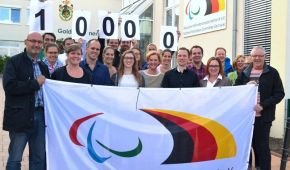 Das DBS-Team bedankt sich bei 10.000 Fans © DBS