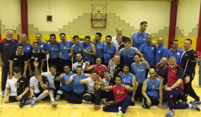 Deutsche und iranische Sitzvolleyballer
