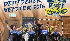 Rollstuhlrugby-Mannschaft Berlin Raptors nach dem Sieg der Deutschen Meisterschaft