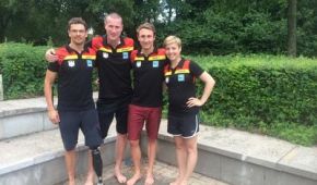 Das DTU Paratriathlon Elite Team mit Stefan Lösler (li.), Martin Schulz (2. v.r.), Cheftrainer Tom Kosmehl (2.v.l.) und Co-Trainerin Nadine Rucktäschel (r.)