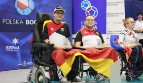 Zwei Boccia Spieler bei der Siegerehrung