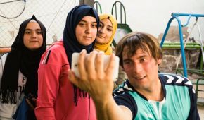 Sebastian Dietz macht ein Selfie mit syrischen Mädchen