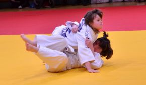 Zwei ID-Judoka im Haltegriff