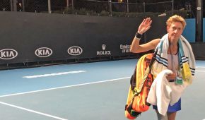 Sabine Ellerbrock nach ihrem letzten Rollstuhltennis-Match auf dem Spielfeld