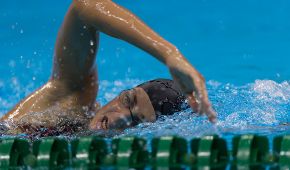 Elena Krawzow im Wasser beim Schwimmen
