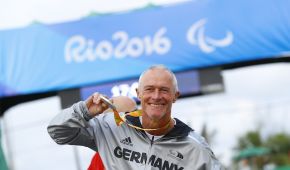 Max Weber präsentiert stolz seine Silbermedaille