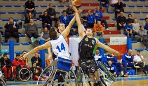 Zweikampf bei der Rollstuhlbasketball-EM der Junioren in Italien