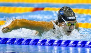 Para Schwimmerin Gina Böttcher im Wasser in Aktion