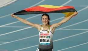 Irmgard Bensusan jubelt mit Deutschland-Fahne auf der Tartanbahn