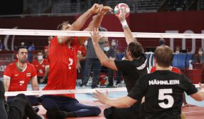 Sitzvolleyball-Spielszene