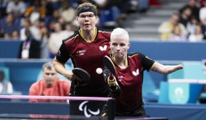 Stephanie Grebe spielt den Tischtennisball. Im Hintergrund steht ihre Doppel-Partnerin Juliane Wolf