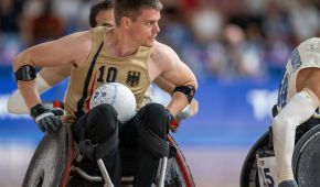 Michael Volter setzt bei den Paralympics in Paris zum Dribbling gegen Frankreich an. In dieser Partie war er einer der erfolgreichsten Spieler. © Oliver Kremer
