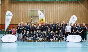 Alle Teilnehmenden und Trainer*innen des Para Sportcamps jubeln