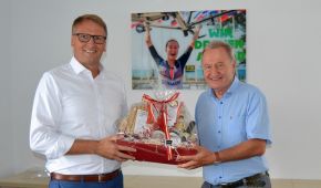 Der neue Generalsekretär Stefan Kiefer bekommt von Präsident Friedhelm Julius Beucher ein Geschenkpaket überreicht