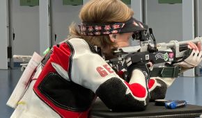 Natascha Hiltrop zielt auf die Ringe