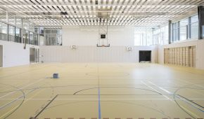 Eine leere Sporthalle