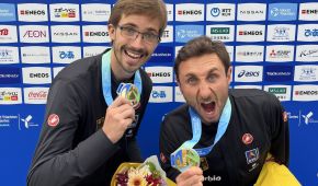 Max Gelhaar und Martin Schulz jubeln über ihren Sieg bei der World Triathlon Para Serie