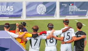 Deutschlands Blindenfußballer bei der Nationalhymne von hinten