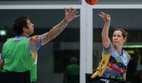 Zwei Spieler beim Rollstuhlhandball