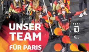 Foto der Eröffnungsfeier 2021 in Tokio: Einmarsch des deutschen Teams. Dazu eine gestaltete Grafik mit der Schrift 'Unser Team für Paris'