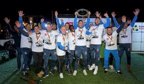 Die Mannschaft von Anpfiff Hoffenheim jubelt über die deutsche Meisterschaft, ein Spieler hält die Meisterschale in die Höhe