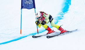Anna-Maria Rieder umfährt in der Abfahrt ein blaues Tor