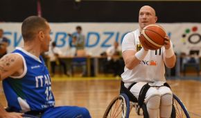 Dirk Passiwan setzt den Basketball zum Wurf an