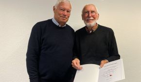 Der Bundesbeauftragte für das Deutsche Sportabzeichen für Menschen mit Behinderung, Wolfgang Tenhagen, überreicht Peter Lenz die goldene Ehrennadel