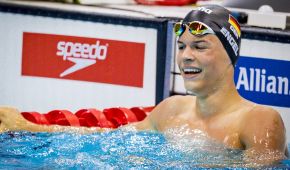 Taliso Engel freut sich über seine Goldmedaille bei der Para Schwimm-WM