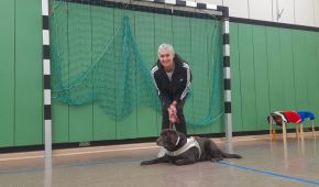 Rehasportlerin Gaby mit ihrem Blindenhund