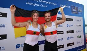 Kathrin Marchand und Valentin Luz nach ihrem Sieg bei den Para Ruder-Weltmeisterschaften
