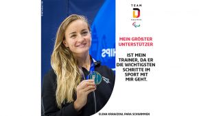 Elena Krawzow zeigt freudig ihre Medaille in die Kamera