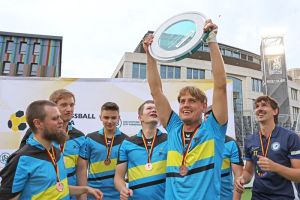 Gruppenbild mit der Meisterschale Sportfreunde Blau-Gelb Blista Marburg. Die Spieler jubeln über die Meisterschaft 2026.