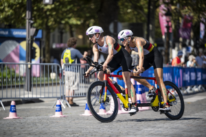 Anja Renner auf dem Rad mit Pilotin Maria Paulig.