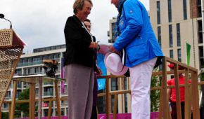 Karl Quade mit Eva Löffler im Paralympic Villiage
