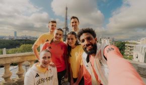 Gruppenfoto vor dem Eiffelturm im Outfit für Paris 2024