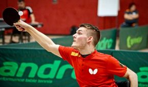 Thomas Schmidberger holt mit dem Schläger aus und konzentriert sich auf den Ball