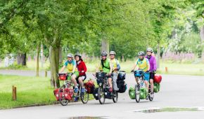 6 Menschen beim Tandem fahren.