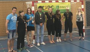 Die deutsche Goalball Nationalmannschaft der Damen mit Medaillen und Pokal