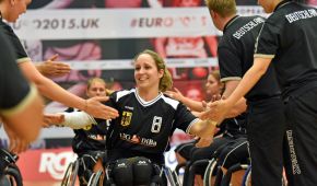 Annika Zeyen klatscht ihre Teammitglieder ab