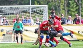 Kampf um den Ball beim Blindenfußball