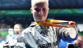 Stephanie Grebe zeigt stolz ihre Silbermedaille