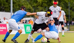 Ali Pektas im Zweikampf mit zwei italienischen Gegenspielern