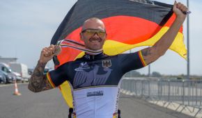 Vico Merklein jubelt mit der Deutschlandfahne