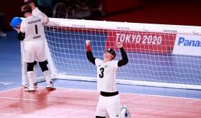 Michael Dennis hält den Ball und Thomas Steiger jubelt