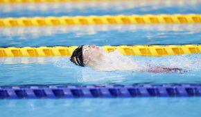 Josia Topf beim Rückenschwimmen