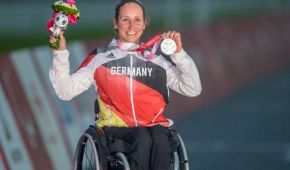 Annika Zeyen (H3) präsentiert freudestrahlend ihre Silbermedaille im Straßenrennen der Klassen H1 bis H4